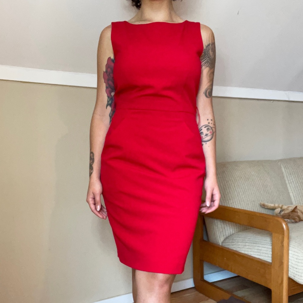 Red sleeveless Calvin Klein knee length scoop neck dress with pockets ✨